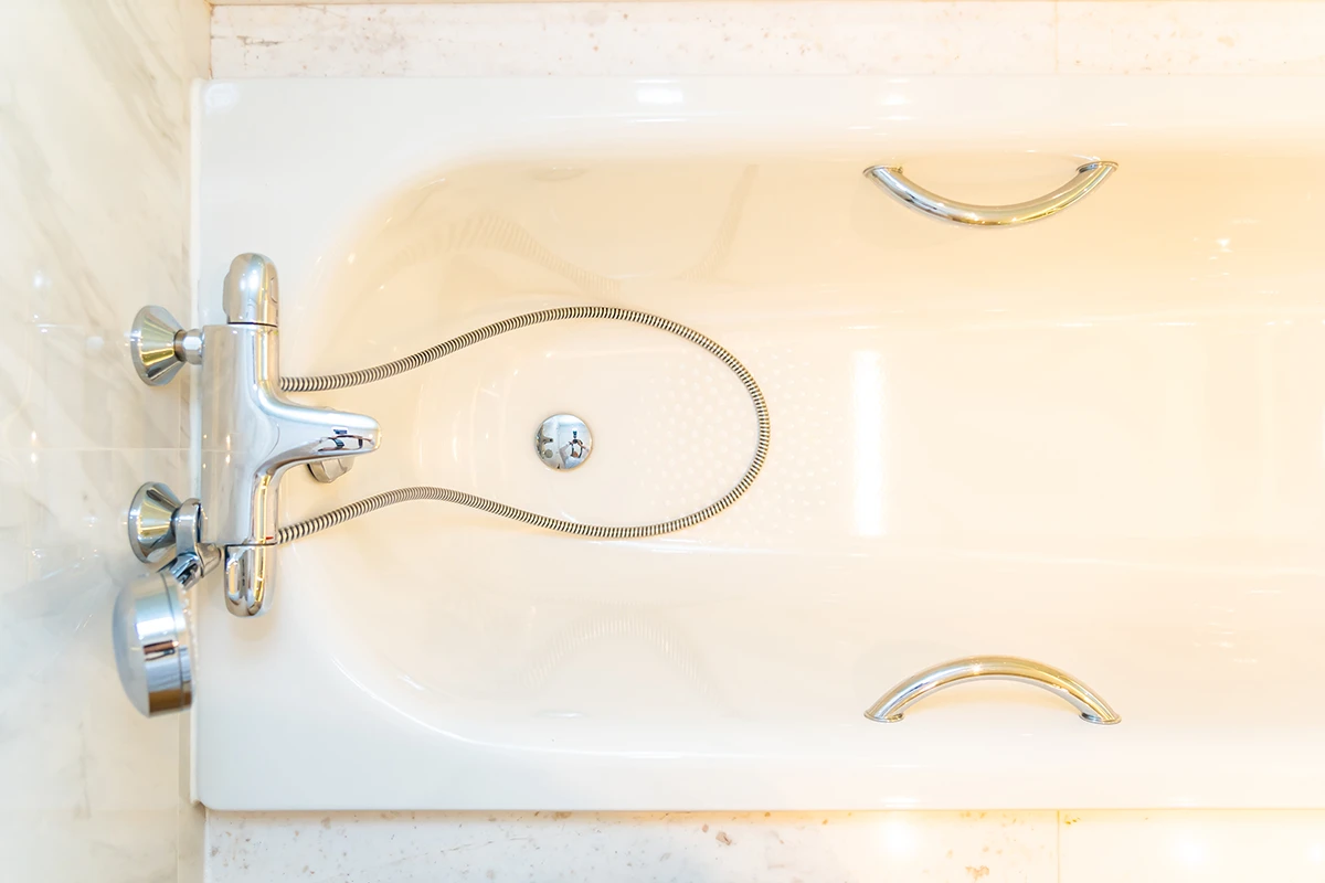 Cream colored bathtub after bathtub crack repair